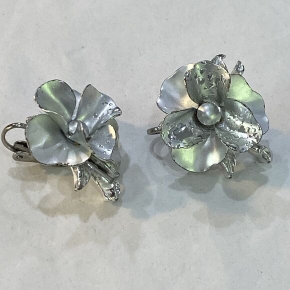 Mid Century Clip On Earrings Weeping Silver Textured Dimensional Flowers Classic - Picture 2 of 7